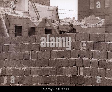 Photo d'époque de la crise de Berlin de 1961 : construction de la garde murale près de Heinrich-Heine-Strasse, octobre 1961 Banque D'Images