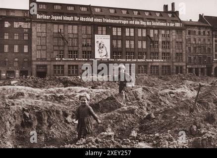 Photo d'époque de la crise de Berlin de 1961 : construire le mur. Les enfants jouent au cœur des ruines de Berlin-est. Allemagne de l'est, 1961 Banque D'Images