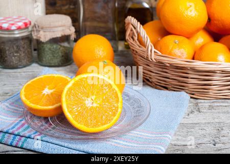 Les oranges coupées isolé situé sur base de bois Banque D'Images