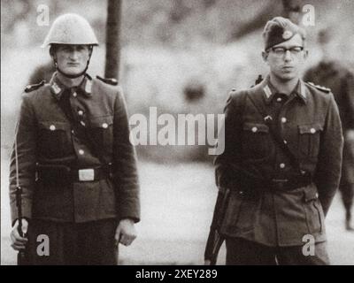 Crise de Berlin de 1961. Une série de photos d'archives représente l'interdiction de voyager d'août 1961 entre Berlin-est et Berlin-Ouest et montre la construction de barricades qui deviendraient finalement le mur de Berlin. Allemagne. 1961 Banque D'Images