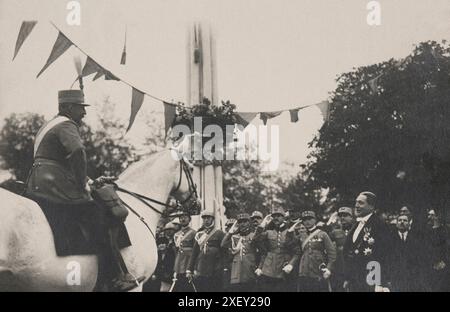 Le roi Ferdinand Ier de Roumanie devant un groupe de soldats. 1927 Ferdinand (Ferdinand Viktor Albert Meinrad ; 1865-1927), surnommé Întregitorul (« l'unificateur »), fut roi de Roumanie de 1914 jusqu'à sa mort en 1927. Ferdinand était le deuxième fils de Léopold, Prince de Hohenzollern et Infante Antónia de Portugal, fille de Ferdinand II de Portugal et Maria II de Portugal. Sa famille faisait partie de la branche catholique de la famille royale prussienne Hohenzollern. Banque D'Images