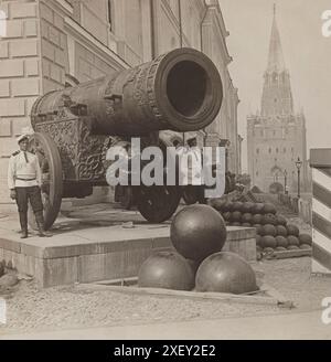 Photo vintage de Tsar Cannon dans le Kremlin de Moscou. Empire russe. Années 1900 le Tsar Cannon est une grande pièce d'artillerie du début de l'époque moderne (connue sous le nom de bombarda en russe) exposée sur le terrain du Kremlin de Moscou. C'est un monument de l'art de la coulée d'artillerie russe, coulé en bronze en 1586 à Moscou, par le maître russe de la coulée de bronze Andreï Tchokhov. Banque D'Images