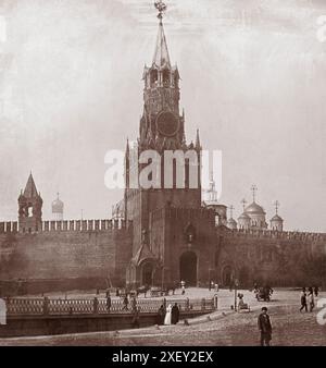 Photo vintage de la Tour Spasskaya dans le Kremlin de Moscou (avec les chapelles du 'Grand Ange du Conseil' et 'Grande révélation du Conseil'). Empire russe. 1905 la tour Spasskaya, traduite par "Tour du Sauveur", est la tour principale sur le mur oriental du Kremlin de Moscou qui surplombe la place Rouge. Russie. 1905 Banque D'Images