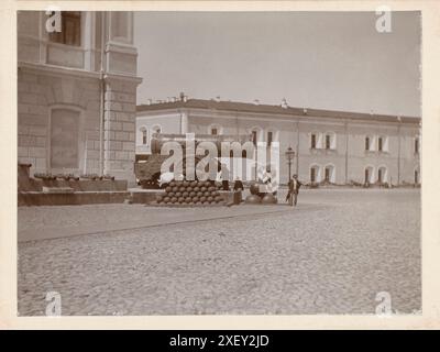 Photo couleur vintage du tsar Cannon dans le Kremlin de Moscou. Empire russe. 1898 le Tsar Cannon est une grande pièce d'artillerie du début de l'époque moderne (connue sous le nom de bombarda en russe) exposée sur le terrain du Kremlin de Moscou. C'est un monument de l'art de la coulée d'artillerie russe, coulé en bronze en 1586 à Moscou, par le maître russe de la coulée de bronze Andreï Tchokhov. Banque D'Images