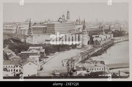 Photo vintage du Kremlin de Moscou. Tour Borovitskaya (à gauche) tours Vodovzvodnaya, palais impérial, Ivan le Grand clocher, cathédrale de la Dormition et la rivière Moskva. Empire russe. 1878-1890 Banque D'Images