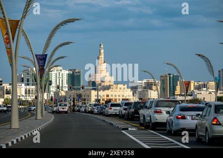 Route de la Corniche tôt le matin avec Mosquée Fanar Banque D'Images