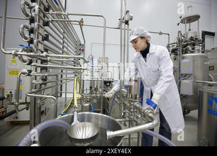 Chercheur pasteurisation du lait, usine pilote, AZTI-Tecnalia, Centre technologique pour la recherche marine et alimentaire, Derio, Biscaye, pays Basque, Espagne Banque D'Images