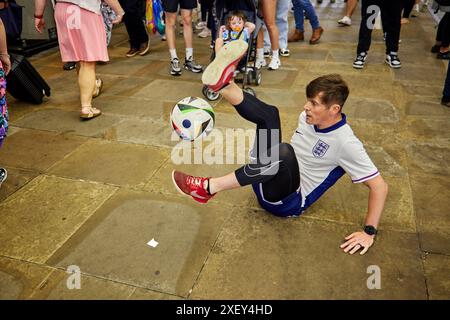 Footballeur Freestyle dans les rues de Manchester Banque D'Images