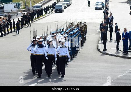 Des hommes de la marine ukrainienne marchant sur une place lors d'un défilé militaire dédié à la Journée de l'indépendance de l'Ukraine. 24 août 2017. Kiev, Ukraine Banque D'Images