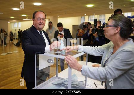 Tulle, France. 30 juin 2024. Ancien président français, membre du Parti socialiste français (PS) de gauche et candidat de la coalition de gauche Nouveau Front populaire (NFP) en Corrèze, François Hollande vote dans un bureau de vote lors du premier tour des élections législatives à Tulle, centre de la France, le 30 juin 2024. Photo de Thibaud Moritz/ABACAPRESS. COM Credit : Abaca Press/Alamy Live News Banque D'Images