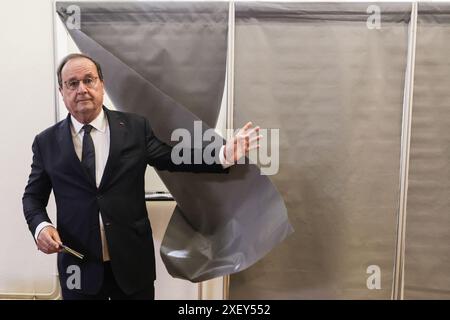 Tulle, France. 30 juin 2024. Ancien président français, membre du Parti socialiste français (PS) de gauche et candidat de la coalition de gauche Nouveau Front populaire (NFP) en Corrèze, François Hollande vote dans un bureau de vote lors du premier tour des élections législatives à Tulle, centre de la France, le 30 juin 2024. Photo de Thibaud Moritz/ABACAPRESS. COM Credit : Abaca Press/Alamy Live News Banque D'Images