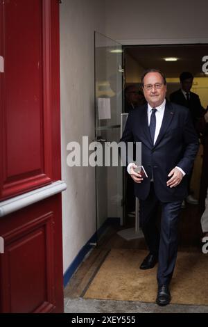 Tulle, France. 30 juin 2024. Ancien président français, membre du Parti socialiste français (PS) de gauche et candidat de la coalition de gauche Nouveau Front populaire (NFP) en Corrèze, François Hollande vote dans un bureau de vote lors du premier tour des élections législatives à Tulle, centre de la France, le 30 juin 2024. Photo de Thibaud Moritz/ABACAPRESS. COM Credit : Abaca Press/Alamy Live News Banque D'Images