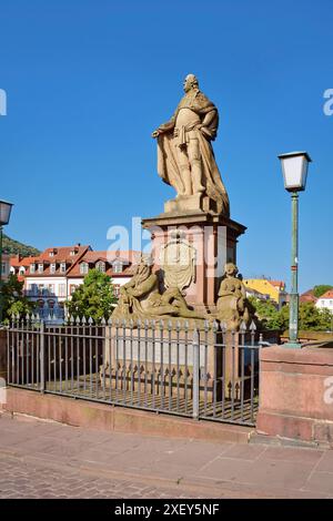 Allemagne, Heidelberg - 28 juin 2024 : sculpture du prince électeur Carl Theodor au pont Karl Theodor, également connu sous le nom de Vieux pont, appelé 'Alte Brü Banque D'Images