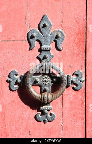 Une poignée de porte sur une porte médiévale au Mont Saint-Michel en Normandie. Banque D'Images