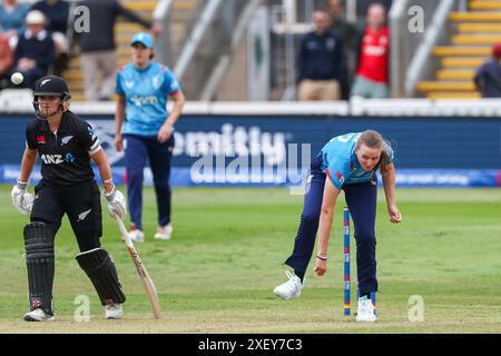 Worcester, Royaume-Uni. 30 juin 2024. Lauren Filer en action bowling pour l'Angleterre lors du MetroBank Women's ODI match entre les anglaises et les néo-zélandaises à New Road, Worcester, Royaume-Uni le 30 juin 2024. Photo de Stuart Leggett. Utilisation éditoriale uniquement, licence requise pour une utilisation commerciale. Aucune utilisation dans les Paris, les jeux ou les publications d'un club/ligue/joueur. Crédit : UK Sports pics Ltd/Alamy Live News Banque D'Images