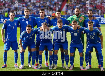 Berlin, Allemagne. 29 juin 2024. Matteo Darmian, Gianluca Scamacca, Gianluca Mancini, Alessandro Bastoni, gardien de but Gianluigi Donnarumma, Bryan Cristante, Federico Chiesa, Nicolo Fagioli, Giovanni Di Lorenzo, Nicolo Barella et Stephan El Shaarawy d'Italie posent pour une photo d'équipe avant le match Suisse - Italie UEFA Euro 2024 Round of 16 à l'Olympiastadion de Berlin le 29 juin 2024. (Photo par : Dimitrije Vasiljevic) crédit : Dimitrije Vasiljevic/Alamy Live News Banque D'Images