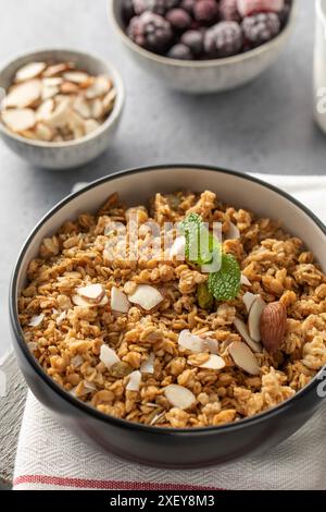 Granola maison croustillant avec des amandes tranchées dans un bol. Nourriture saine Banque D'Images