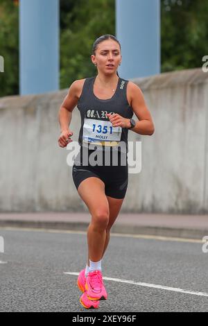 Derby UK 30 juin 2024 : Molly Uren, vainqueur féminin du demi-marathon de Derby (Ramathon) 2024 1351, mène la course féminine sur le pont ferroviaire sur London Road Derby. Molly remporte la course en 1 h 23 min 30 secondes crédit : Clive Stapleton/Alamy Live News Banque D'Images