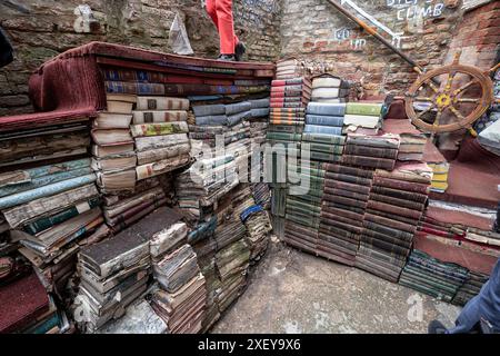 Venise, Italie - 24 mars 2024 - librairie Acqua Alta Library avec des marches faites à partir de piles de vieux livres vintage Banque D'Images