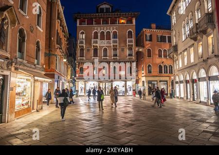 Venise, Italie - 19 mars 2024 - les gens sur la place Campo San Luca la nuit dans le quartier San Marco. Banque D'Images