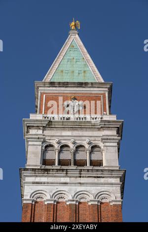 Venise, Italie - 20 mars 2024 - Beffroi et flèche du Campanile de la Basilique Saint-Marc, conçu par Giorgio Spavento en 1489. Banque D'Images