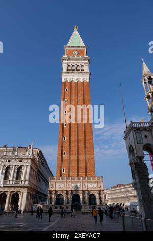 Venise, Italie - 20 mars 2024 - établissement Campanile de Mark's Campanile de la Basilique Saint Marc sur la place Saint-Marc. Banque D'Images