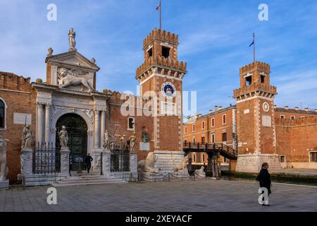 Venise, Italie - 20 mars 2024 - les tours et la porte principale de l'Arsenal vénitien (italien : Arsenale di Venezia), monument historique de la ville. Banque D'Images