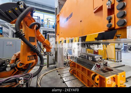 Robot qui introduit les matériaux dans le four et les amène plus tard à la presse, cellule d'estampage à chaud, unité industrielle, industrie automobile, technologie Centr Banque D'Images