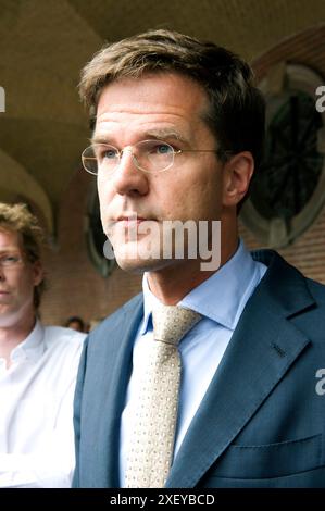 M. Mark Rutte informe la presse M. Mark Rutte, ancien premier ministre néerlandais de longue date, informe la presse au Binnenhof Parliament Center, lors de la formation de son premier cabinet, en juillet 2010 et juste après sa première rencontre avec l'informateur Ruud Lubbers. La Haye, pays-Bas, 2010 Den Haag Binnenhof Zuid-Holland Nederland Copyright : xGuidoxKoppesxPhotox Banque D'Images