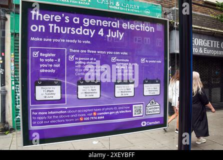 Londres, Royaume-Uni. 30 juin 2024. Une affiche sur un arrêt de bus à Camden affiche des informations sur les élections générales britanniques qui auront lieu le 4 juillet. Crédit : Vuk Valcic/Alamy Live News Banque D'Images