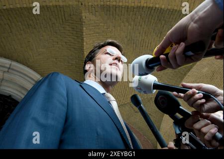 M. Mark Rutte informe la presse M. Mark Rutte, ancien premier ministre néerlandais de longue date, informe la presse au Binnenhof Parliament Center, lors de la formation de son premier cabinet, en juillet 2010 et juste après sa première rencontre avec l'informateur Ruud Lubbers. La Haye, pays-Bas, 2010 Den Haag Binnenhof Zuid-Holland Nederland Copyright : xGuidoxKoppesxPhotox Banque D'Images