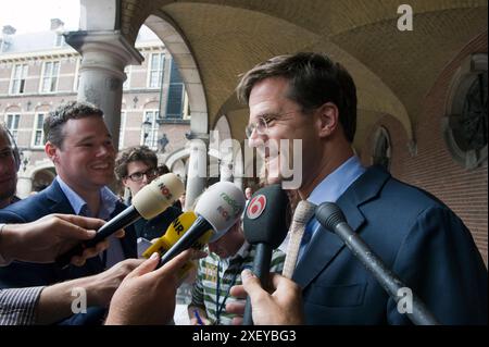 M. Mark Rutte informe la presse M. Mark Rutte, ancien premier ministre néerlandais de longue date, informe la presse au Binnenhof Parliament Center, lors de la formation de son premier cabinet, en juillet 2010 et juste après sa première rencontre avec l'informateur Ruud Lubbers. La Haye, pays-Bas, 2010 Den Haag Binnenhof Zuid-Holland Nederland Copyright : xGuidoxKoppesxPhotox Banque D'Images