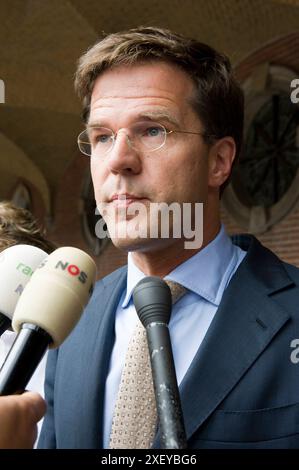 M. Mark Rutte informe la presse M. Mark Rutte, ancien premier ministre néerlandais de longue date, informe la presse au Binnenhof Parliament Center, lors de la formation de son premier cabinet, en juillet 2010 et juste après sa première rencontre avec l'informateur Ruud Lubbers. La Haye, pays-Bas, 2010 Den Haag Binnenhof Zuid-Holland Nederland Copyright : xGuidoxKoppesxPhotox Banque D'Images