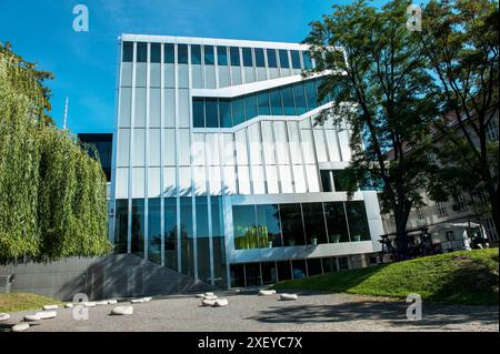 Bâtiment de l'ambassade des pays-Bas bâtiment de Berlin extérieur de l'ambassade et du consulat général des pays-Bas, Klosterstrasse, Berlin, Allemagne, conçu par l'architecte Rem Koolhaas et ouvert en 2004. PRYES Berlin Klosterstrasse Berlin Allemagne Copyright : xGuidoxKoppesxPhotox Banque D'Images