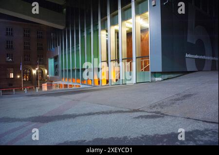 Bâtiment de l'ambassade des pays-Bas bâtiment de Berlin extérieur de l'ambassade et du consulat général des pays-Bas, Klosterstrasse, Berlin, Allemagne, conçu par l'architecte Rem Koolhaas et ouvert en 2004. PRYES Berlin Klosterstrasse Berlin Allemagne Copyright : xGuidoxKoppesxPhotox Banque D'Images