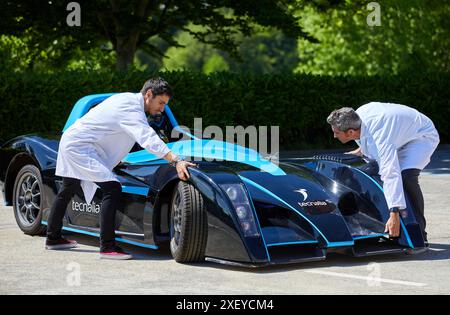Dynacar, véhicule électrique, chercheurs travaillent dans la voiture électrique, unité industrie, industrie automobile, Centre technologique, Tecnalia recherche & innovation, de Banque D'Images