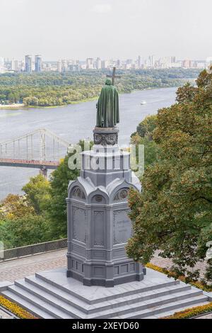 Belle vue de dessus du monument au prince Vladimir, le Dniepr, un pont piétonnier et un navire. Kiev. Ukraine Banque D'Images