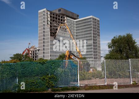 Démolition de l'ancien bureau des impôts du HMRC, Llanishen, Cardiff Banque D'Images