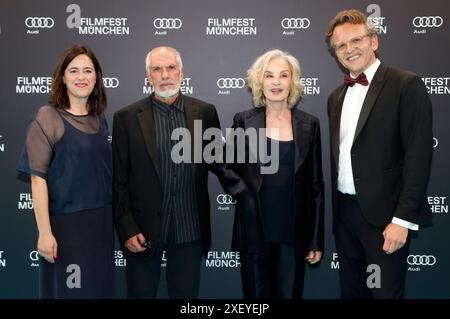 Julia Weigl, Michael Cristofer, Jessica Lange und Christoph Gröner BEI der Festivaleröffnung mit der Premiere des Kinofilms Zwei zu eins auf dem 41. Filmfest München 2024 im Gasteig HP8. München, 29.06.2024 *** Julia Weigl, Michael Cristofer, Jessica Lange et Christoph Gröner à l'ouverture du festival avec la première du long métrage Zwei zu eins au 41 Filmfest München 2024 au Gasteig HP8 Munich, 29 06 2024 Foto:xD.xBedrosianx/xFuturexImagex filmfest Opening 4750 Banque D'Images