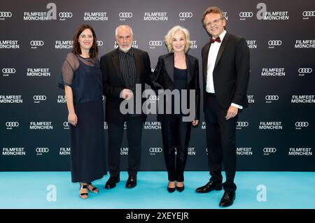 Julia Weigl, Michael Cristofer, Jessica Lange und Christoph Gröner BEI der Festivaleröffnung mit der Premiere des Kinofilms Zwei zu eins auf dem 41. Filmfest München 2024 im Gasteig HP8. München, 29.06.2024 *** Julia Weigl, Michael Cristofer, Jessica Lange et Christoph Gröner à l'ouverture du festival avec la première du long métrage Zwei zu eins au 41 Filmfest München 2024 au Gasteig HP8 Munich, 29 06 2024 Foto:xD.xBedrosianx/xFuturexImagex filmfest Opening 4748 Banque D'Images