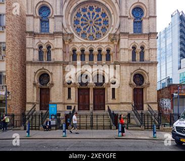 Eldridge Street Synagogue, maintenant un musée, est un point de repère et une attraction touristique, avec des éléments de style mauresque, néo-gothique, néo-roman. Banque D'Images