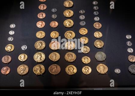 Monnaies romaines dans une vitrine, musée Vindolanda, Northumberland, Angleterre. Banque D'Images