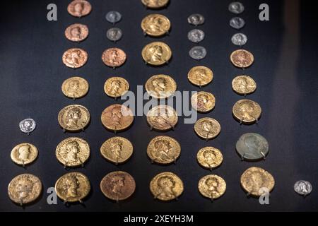 Monnaies romaines dans une vitrine, musée Vindolanda, Northumberland, Angleterre. Banque D'Images