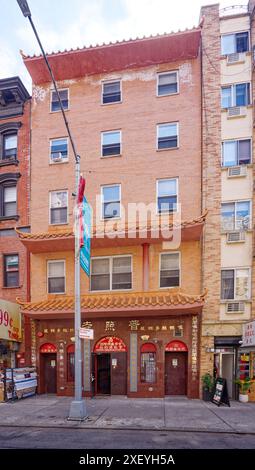 NYC Chinatown : autrefois caserne de pompiers de deux étages, le 20 Eldridge Street a gagné trois étages et un nouveau but en tant que temple bouddhiste. Banque D'Images