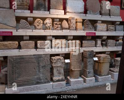 Artefacts à l'intérieur du musée au fort romain de Chesters (Cilurnum). Chollerford, Hexham, Northumberland, Angleterre. Banque D'Images