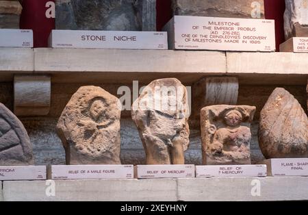 Artefacts à l'intérieur du musée au fort romain de Chesters (Cilurnum). Chollerford, Hexham, Northumberland, Angleterre. Banque D'Images