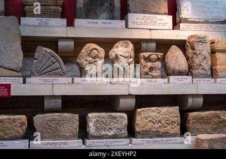 Artefacts à l'intérieur du musée au fort romain de Chesters (Cilurnum). Chollerford, Hexham, Northumberland, Angleterre. Banque D'Images