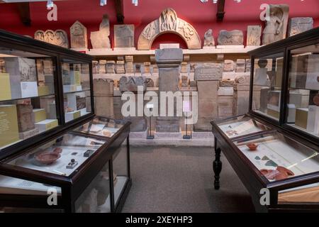 Artefacts à l'intérieur du musée au fort romain de Chesters (Cilurnum). Chollerford, Hexham, Northumberland, Angleterre. Banque D'Images