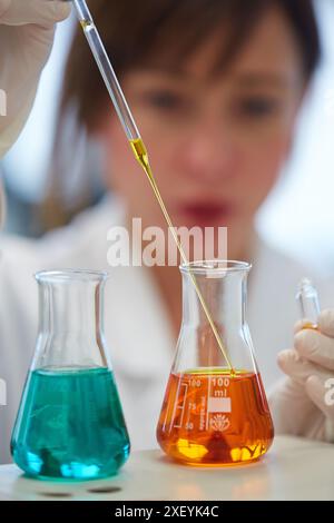 GC / MS. Chromatographe en phase gazeuse avec détecteur de masse. Analyse des composés organiques dans les extraits obtenus prétraitement des échantillons. Laboratoire organique. Énergie et Banque D'Images