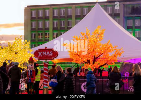 Canberra, Australie. 30 juin 2024. Les gens s'amusent pendant la fête de Noël de juillet à Canberra, Australie, le 30 juin 2024. L'événement de Noël de juillet à Canberra s'est déroulé ici du 27 au 30 juin. Célébration unique dans l'hémisphère sud, le Noël de juillet est le fruit du désir des Australiens d'un Noël blanc traditionnel. Décembre étant l'été en Australie, les gens célèbrent un « faux » Noël en juillet pour profiter d'une atmosphère festive enneigée. Crédit : Xinhua/Alamy Live News Banque D'Images